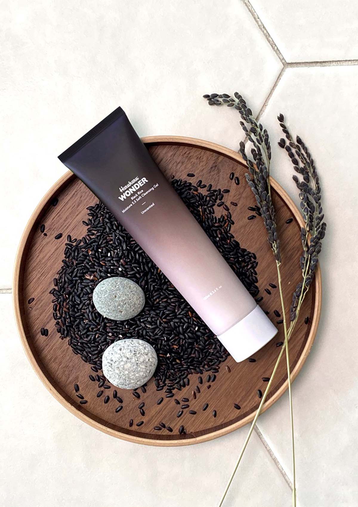 HARUHARU WONDER Black Rice Moisture 5.5 Soft Cleansing Gel product shoot